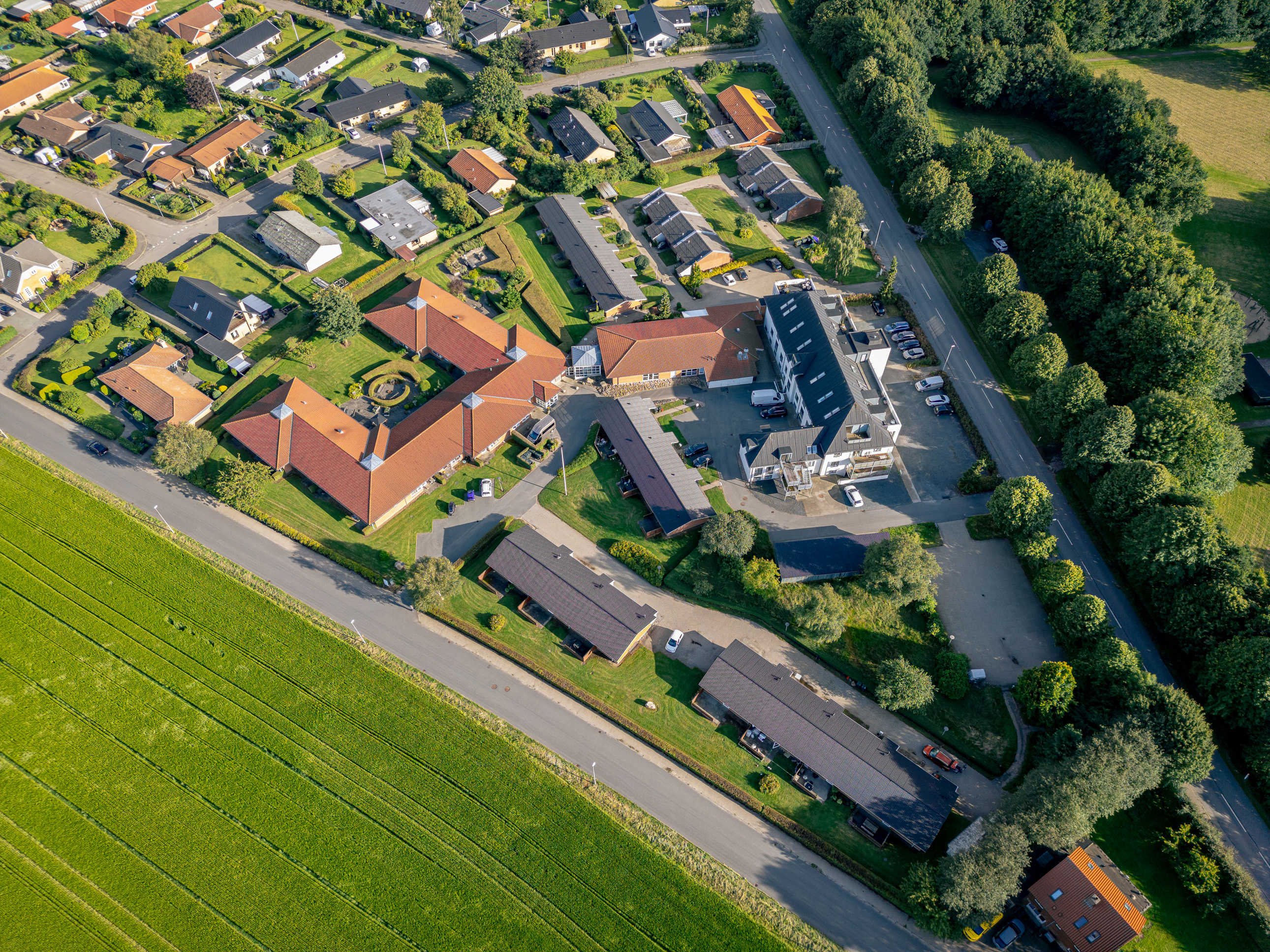 Luftfoto af Højtoften og arealerne omkring bygningerne