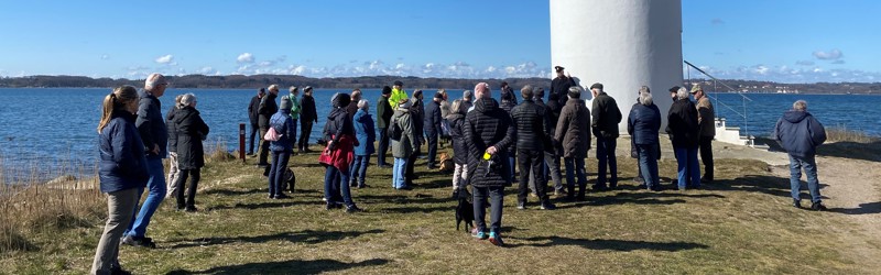 Mennesker kigger på fyrtårn