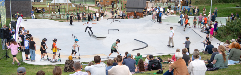 Mennesker samlet omkring skaterbane