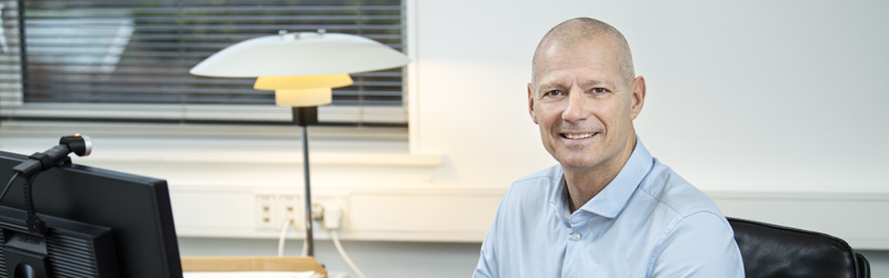 Borgmester Ole Vind sidder ved sit skrivebord